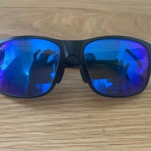 Maui Jim Red Sands - polarized lenses
Retails at $249
No scratches
